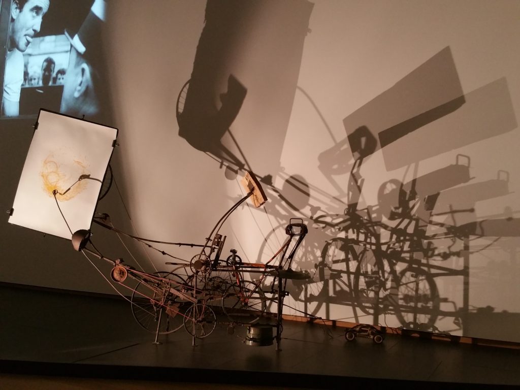 Het kraakt en het piept / Jean Tinguely