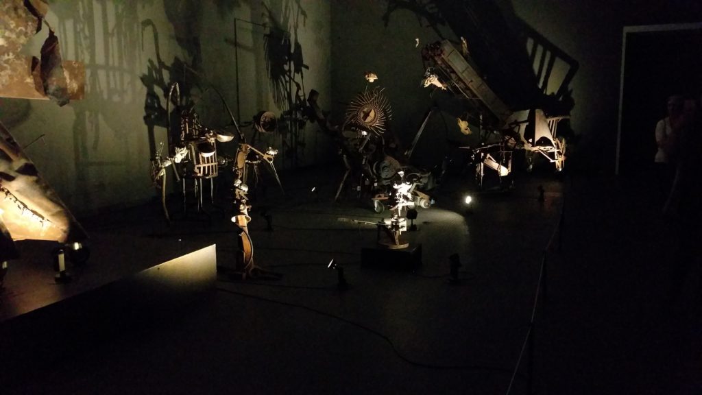 Het kraakt en het piept / Jean Tinguely