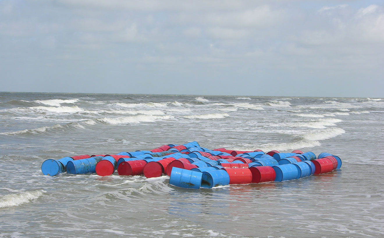 De zee die van de muren klotst