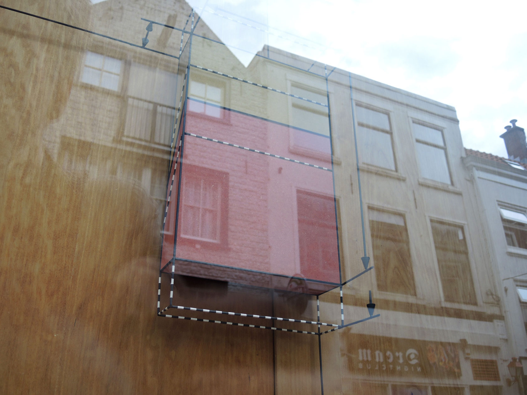 Kunstenaar springt van balkon