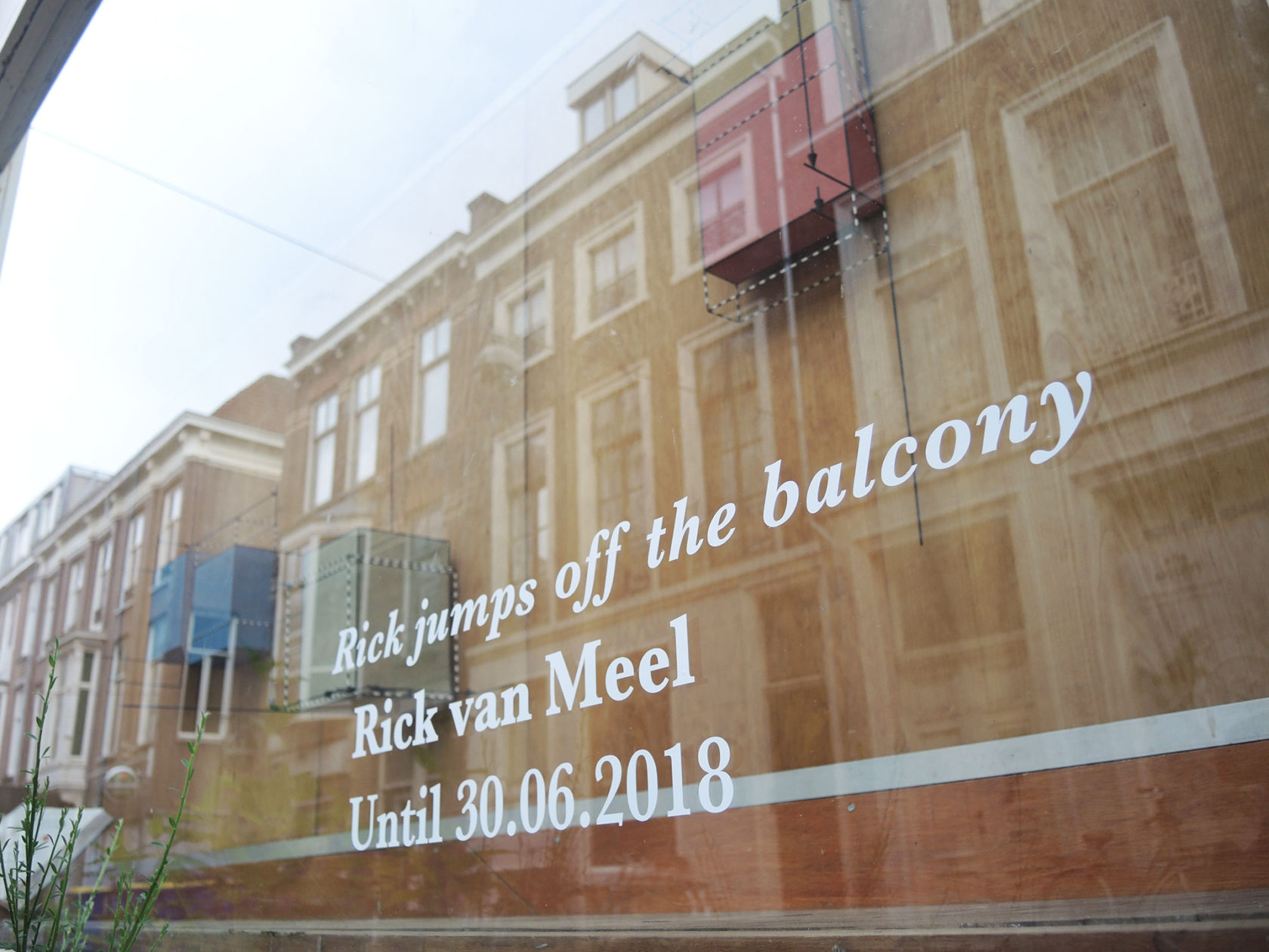 Kunstenaar springt van balkon