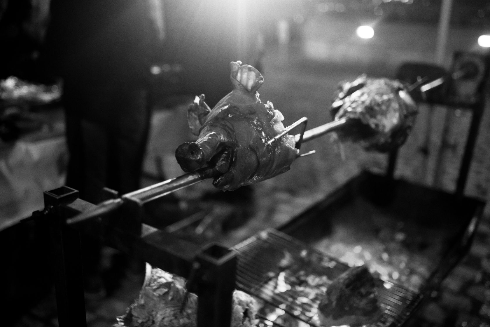 Een varken aan het spit