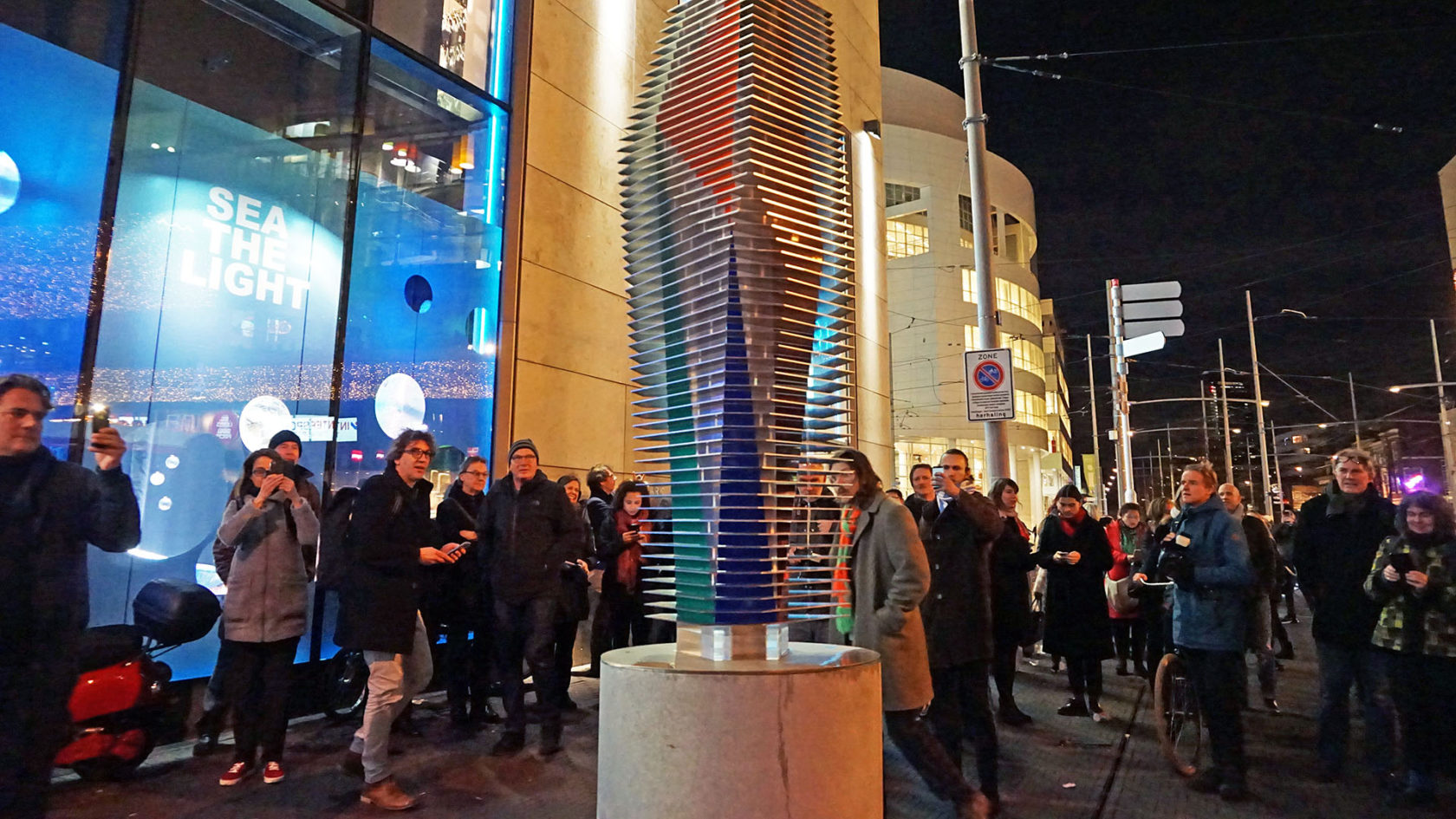 RE/FLECT/OR, de onthulling