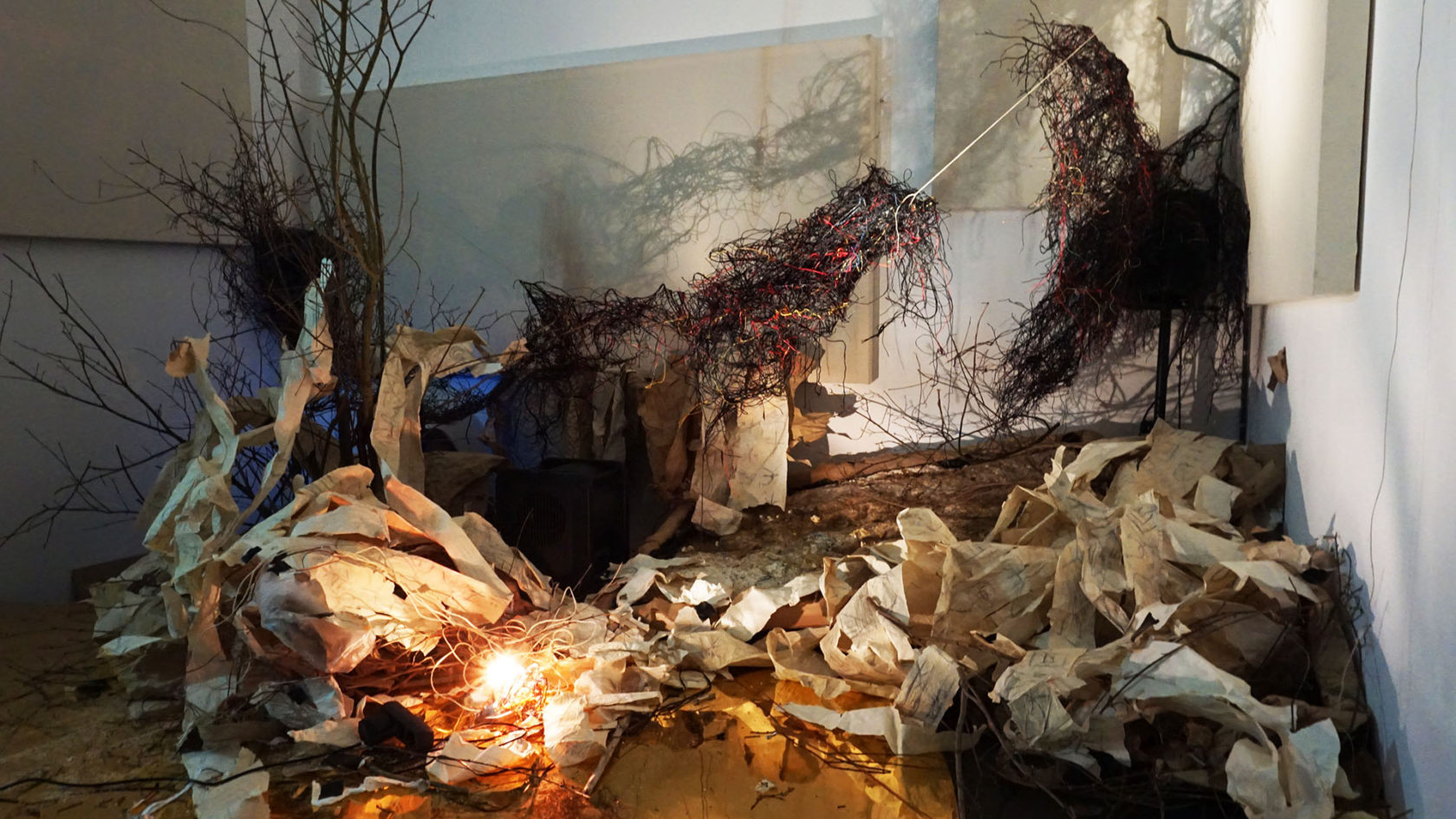 Het koper, goud en ijzerdraad tiert welig