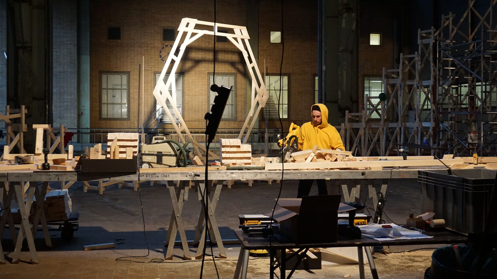 Winterwerkplaats in de EF: Oscar Peters bouwt weer een kunst8baan en nu met looping!