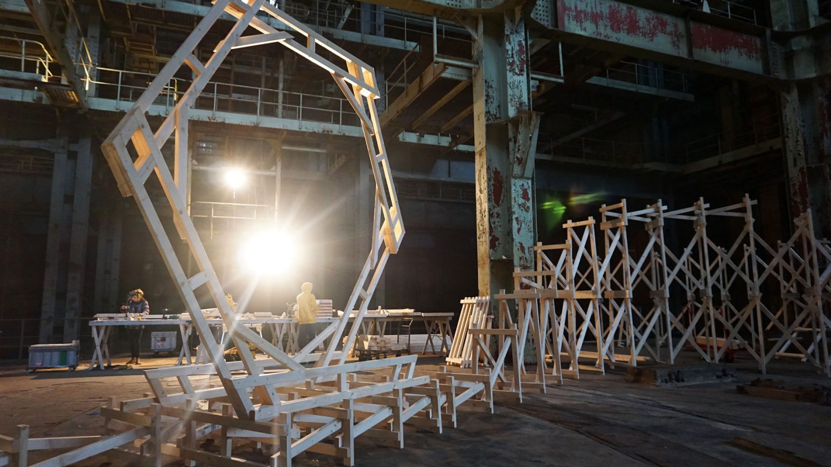 Winterwerkplaats in de EF: Oscar Peters bouwt weer een kunst8baan en nu met looping!