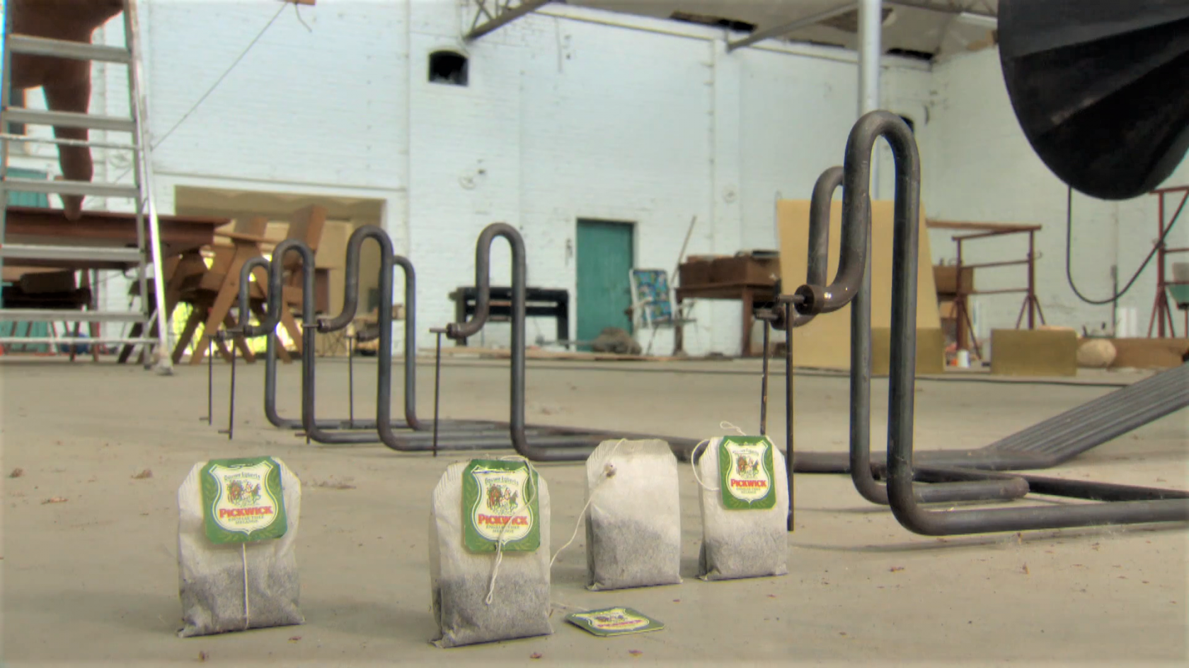 EXTRACT – ‘Finished Sentence’ door Mark Manders