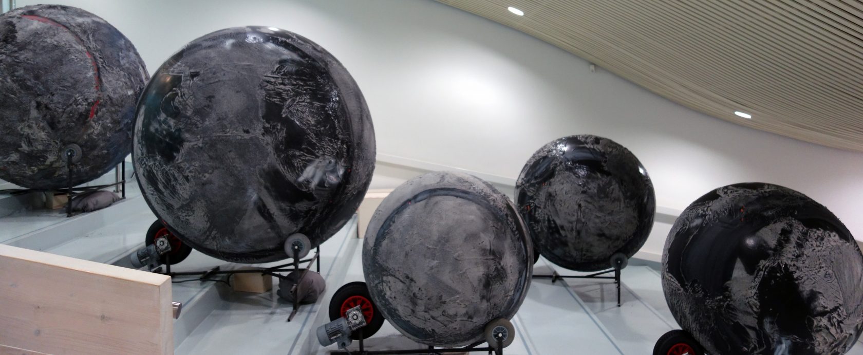 Rollende manen in Museum Het Valkhof