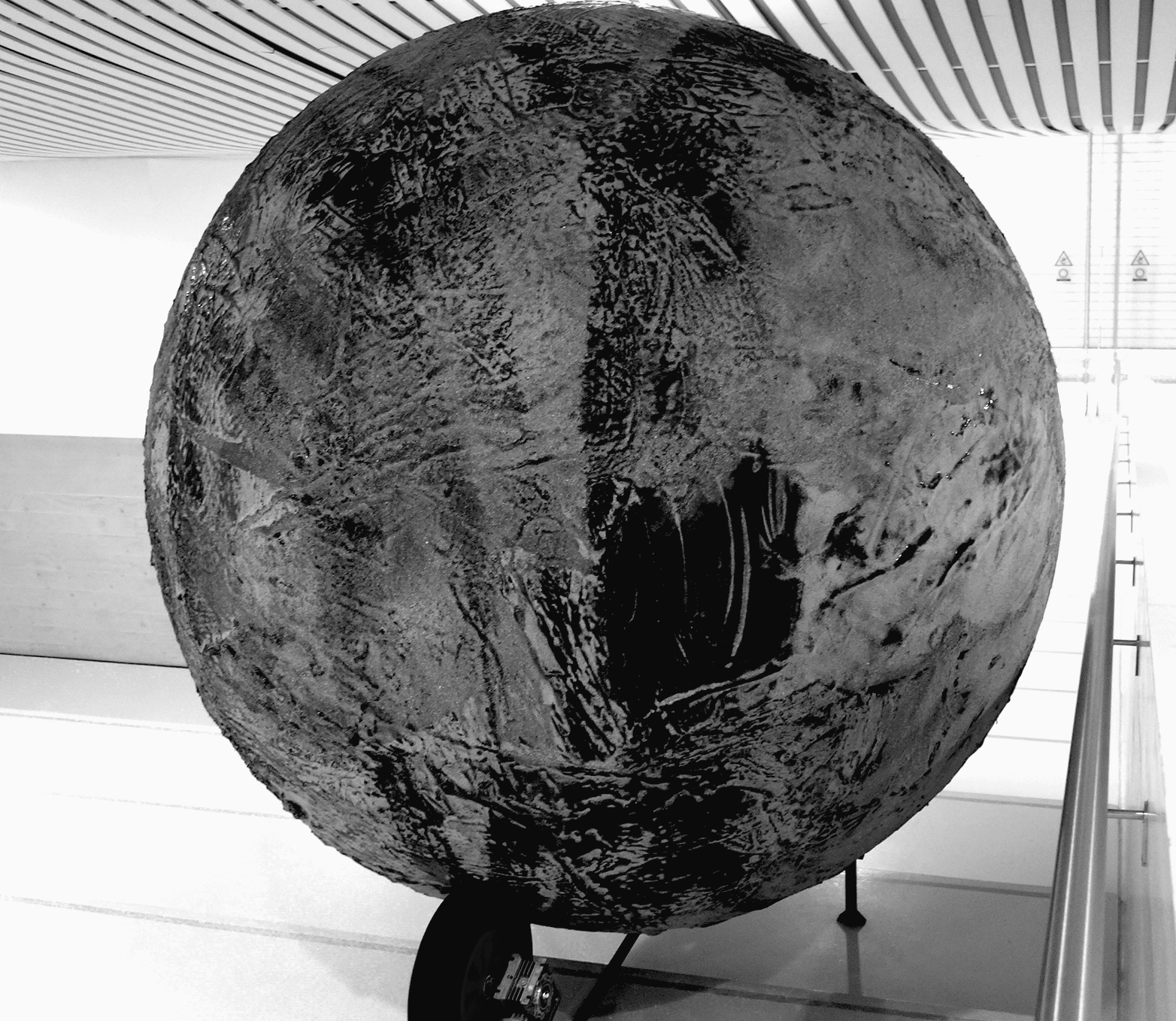 Rollende manen in Museum Het Valkhof