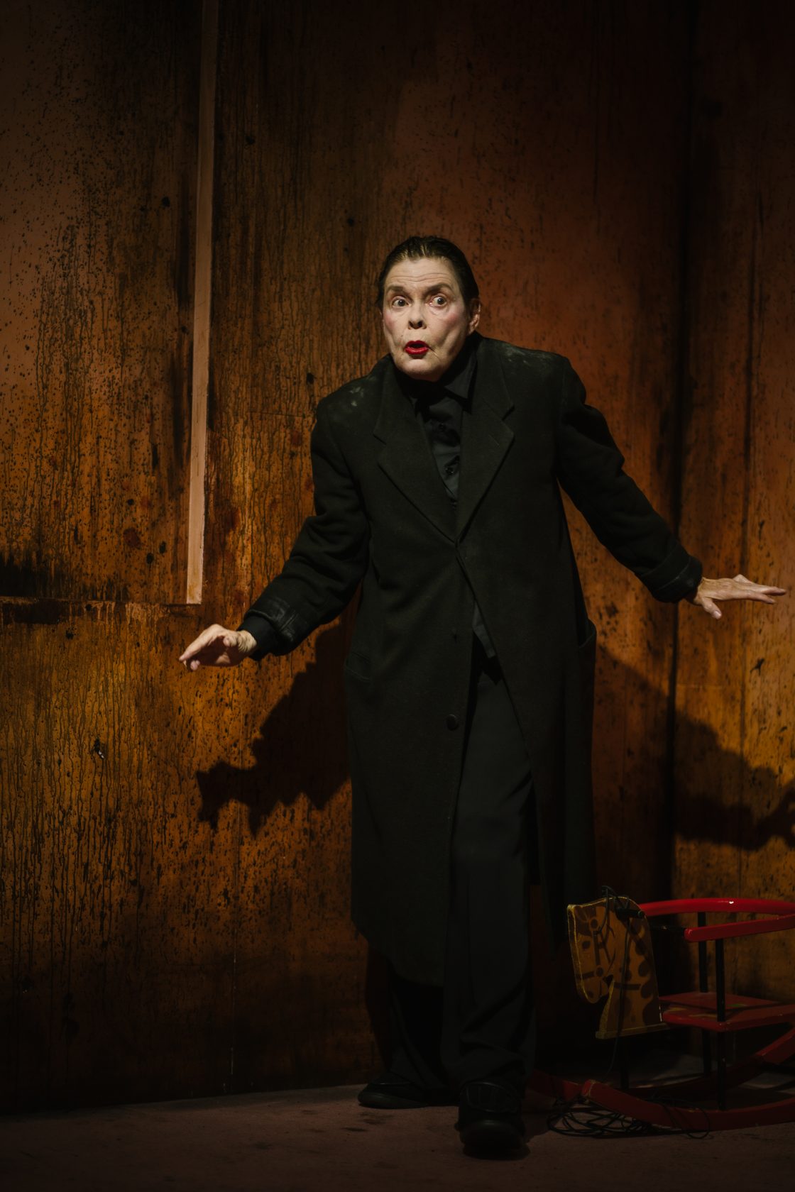 Een outsider die binnenkomt