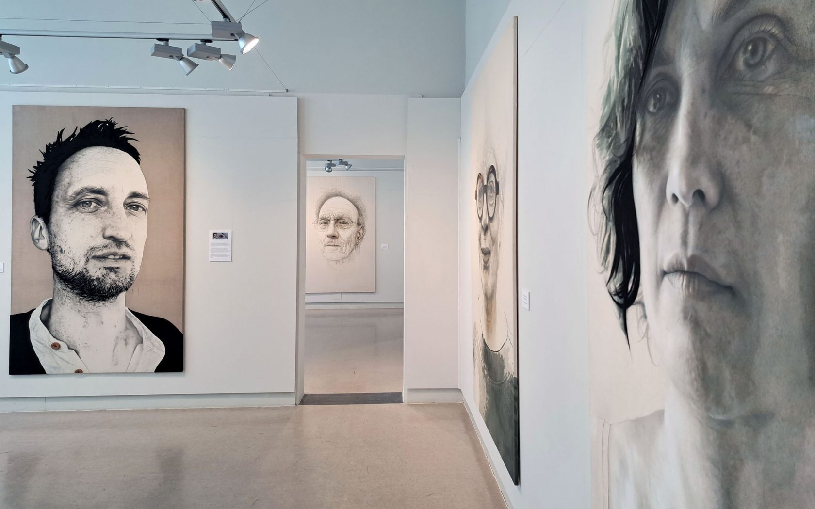 Van dicht op de huid tot onder de huid – portretten van Annemarie Busschers